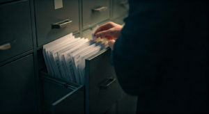 Arquivo físico com pastas organizadas para a gestão de documentos em ambientes empresariais.